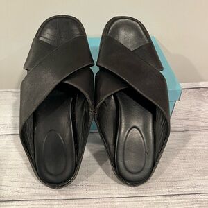 EVOLVE women Chic Black Cross-Strap Sandals/size 6